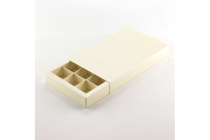 Коробка на 15 конфет с фальшбортом перламутровая дизайнерская кремовая "Spica Cream" без окна (12,2*20,4*3 см)
